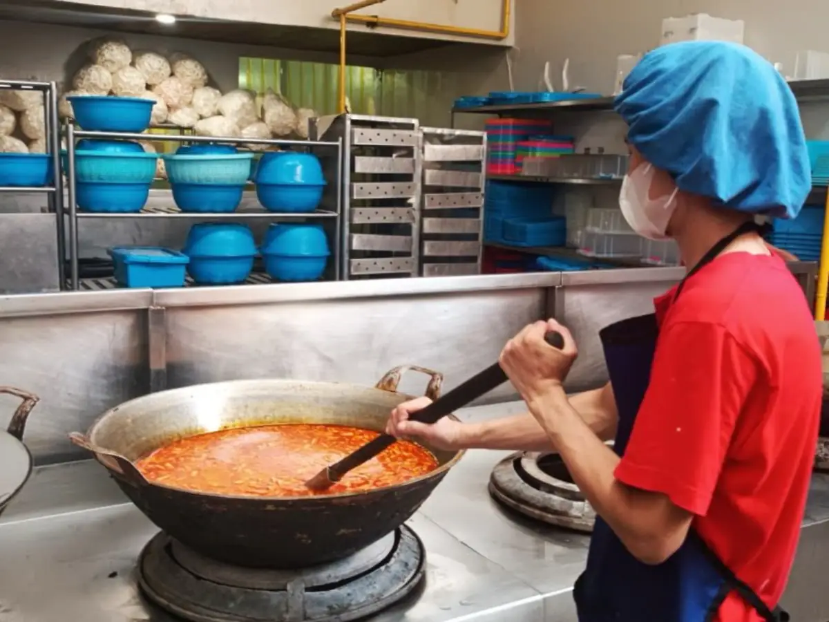 Dapur produksi — masak dalam skala besar
